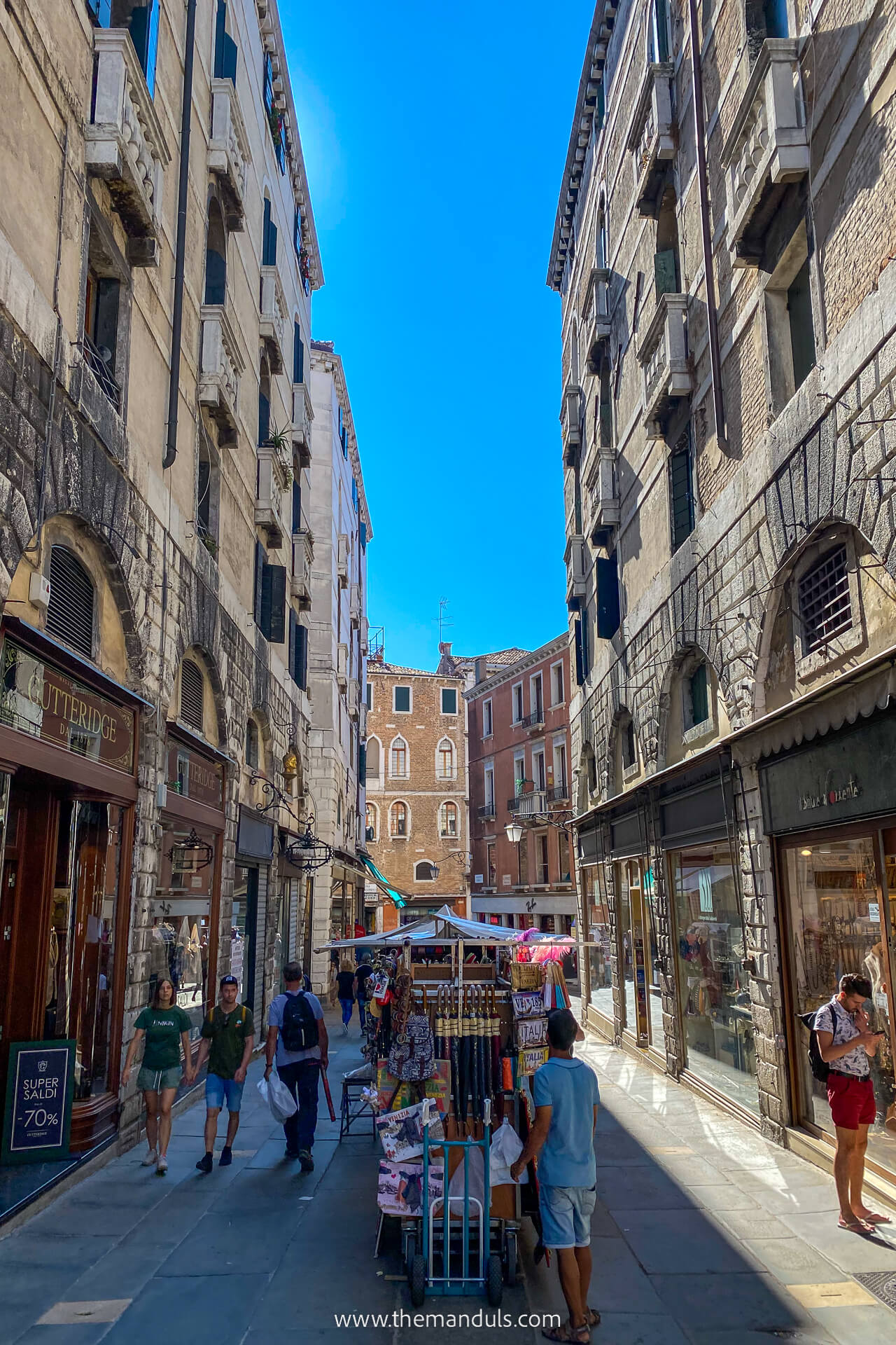 Best Things to do in Venice Italy, narrow streets
