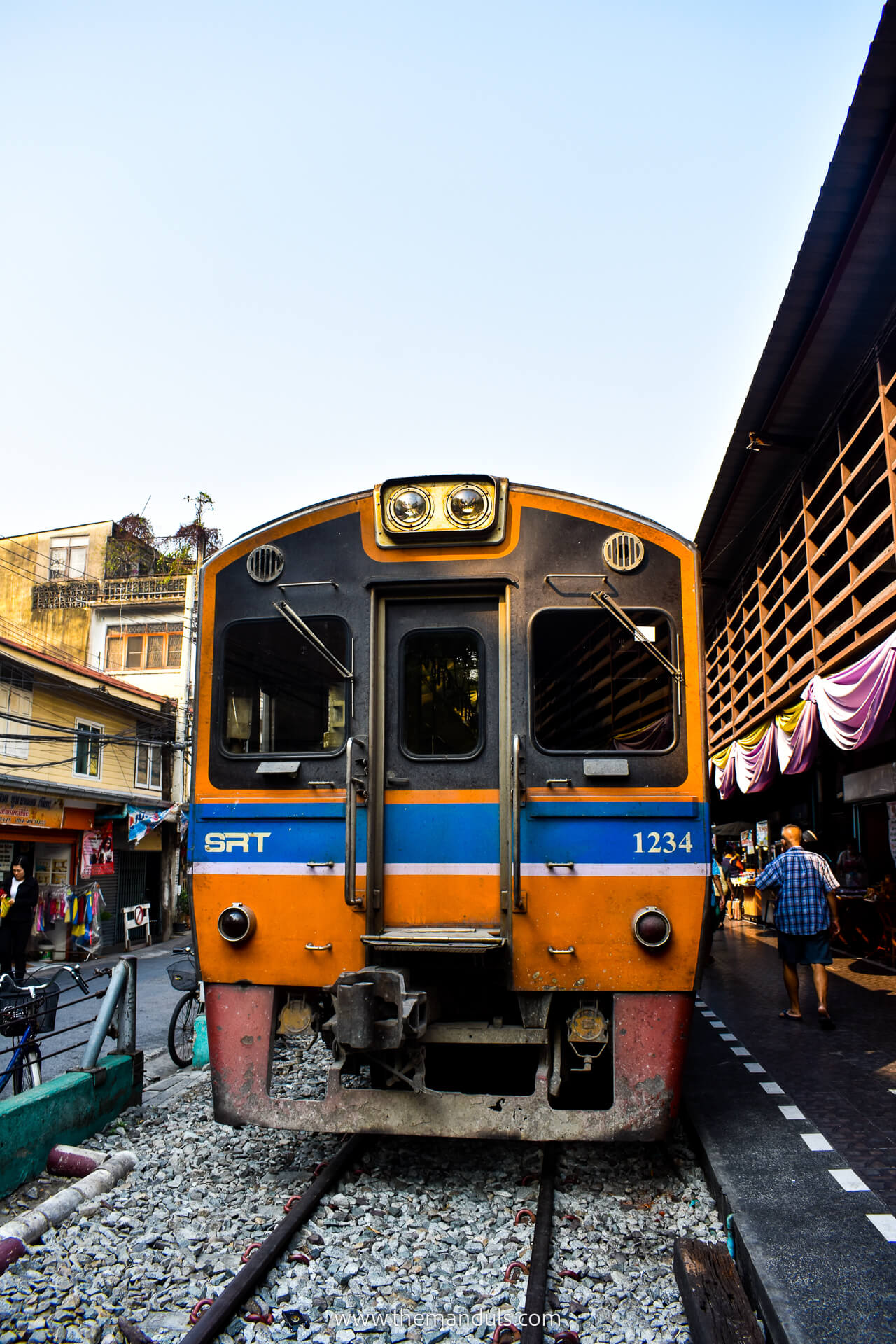 Wong Wian Yai Bangkok 6 Mae Klong Railway Market