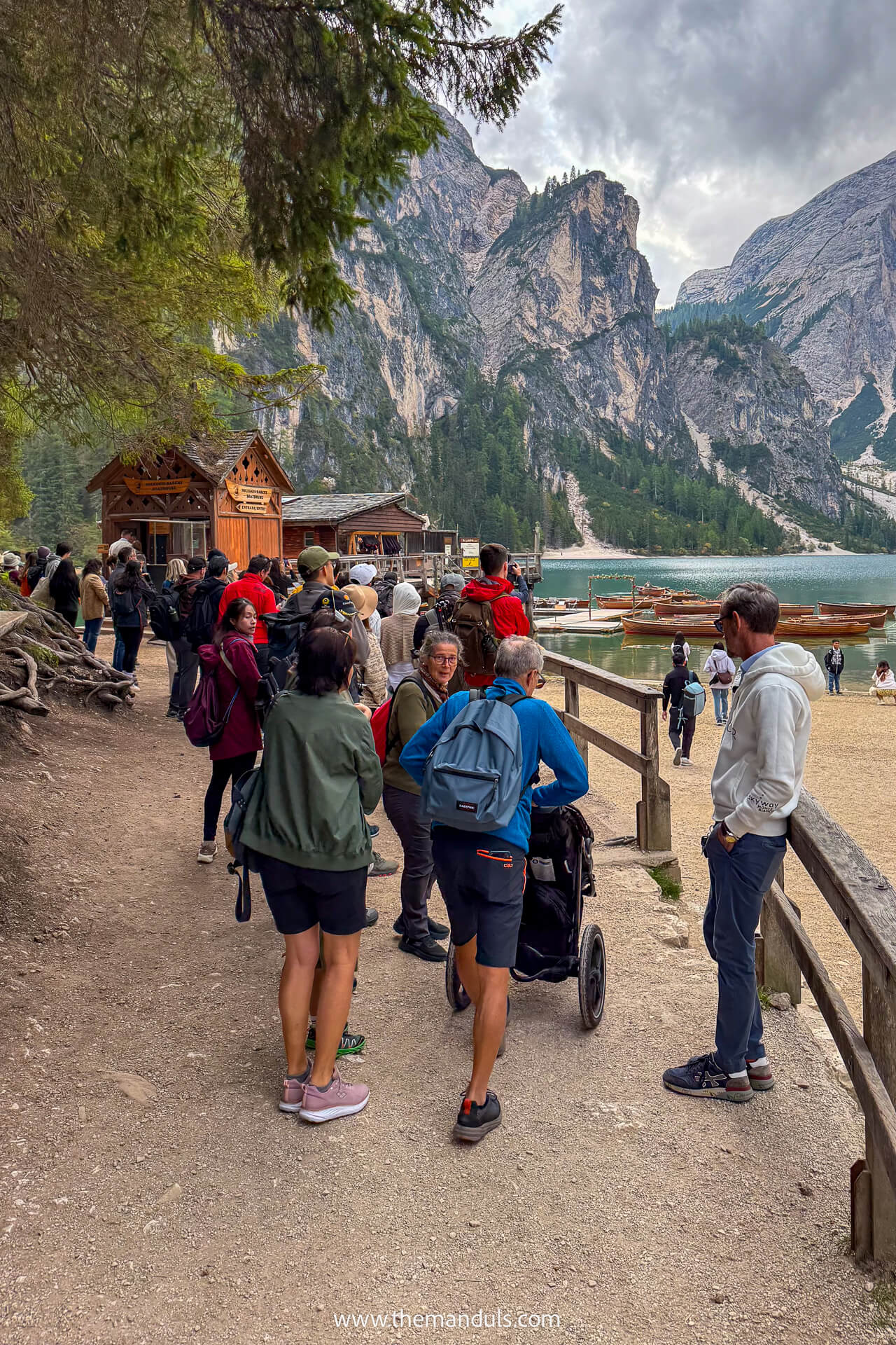 Lago di Braies, Pragser Wildsee Dolomites Italy queue