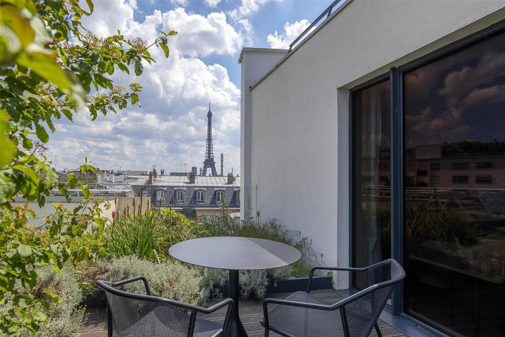 Best Eiffel Tower view hotels - Canopy Hilton