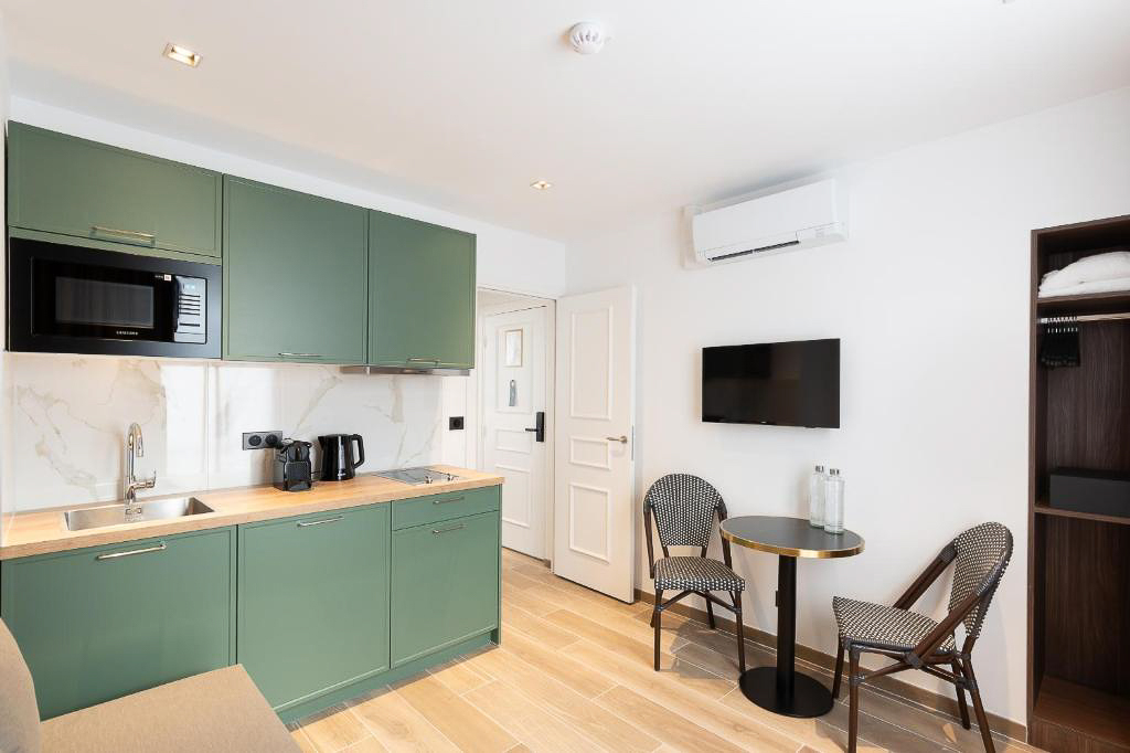 Best Eiffel Tower view hotels - Les Suites Tour Eiffel