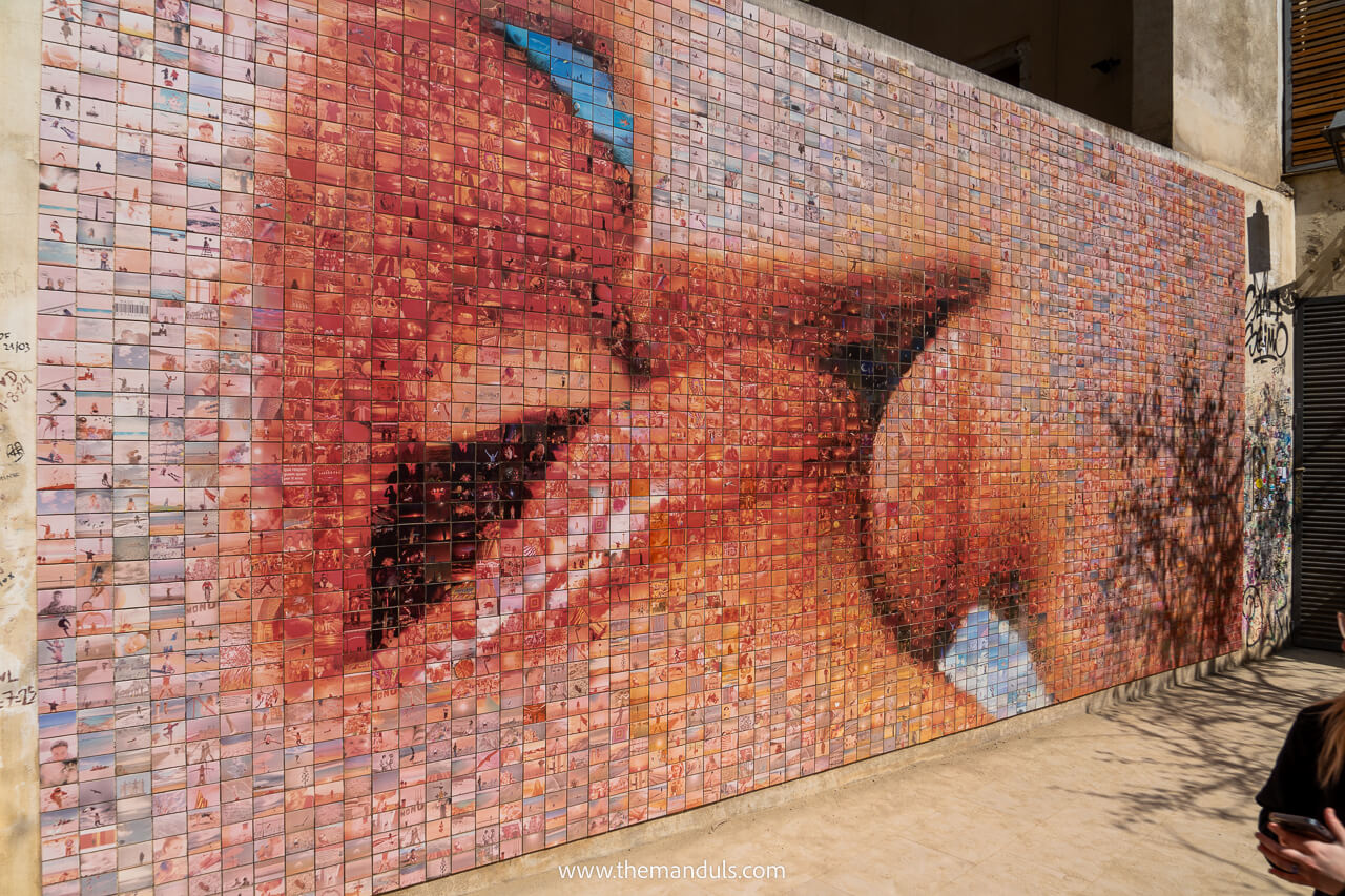 World Comes to Life with Each Kiss Barcelona